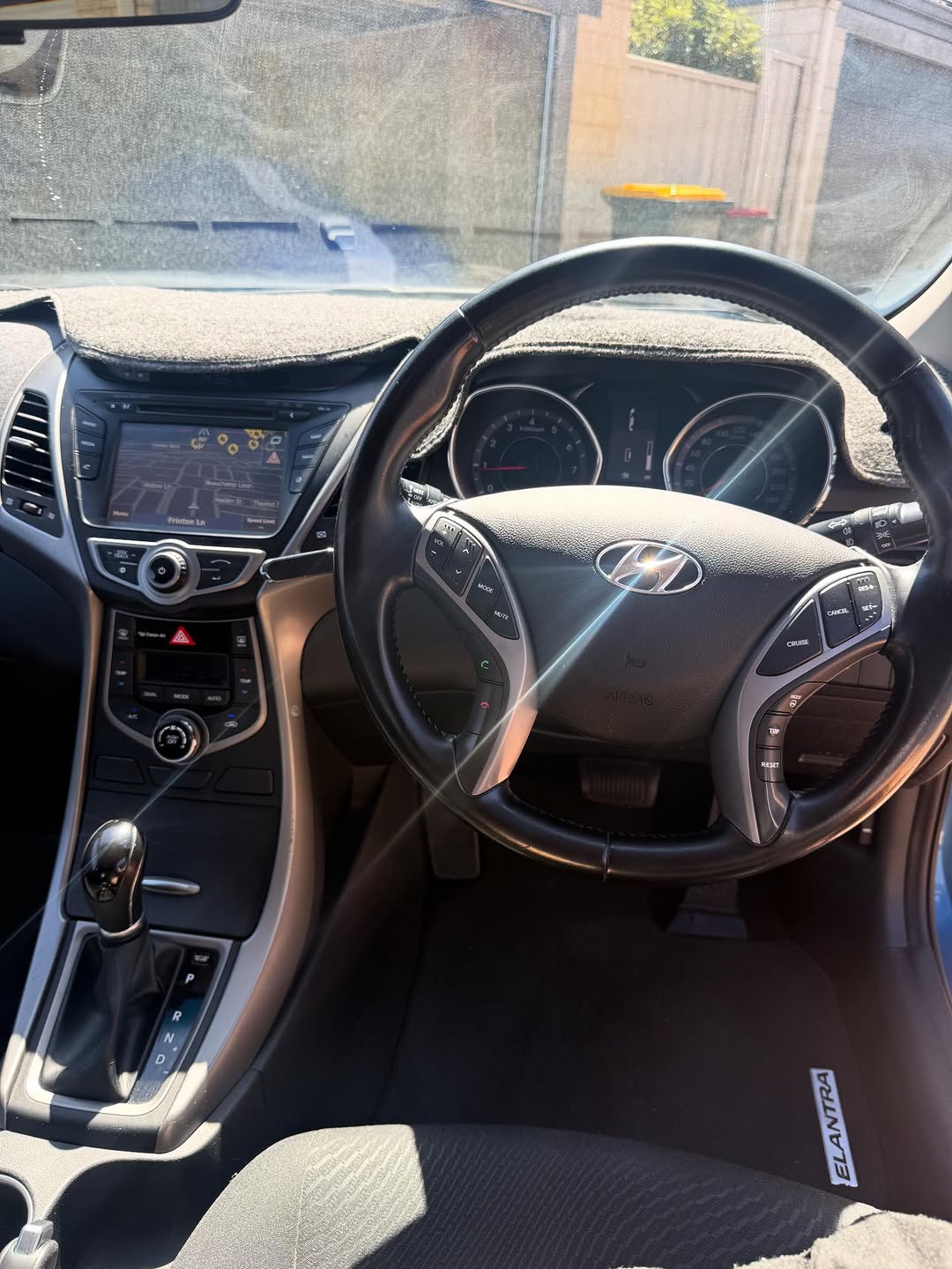 2014 Hyundai Elantra photo 3